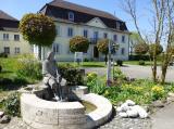 Brunnen vor dem Haus